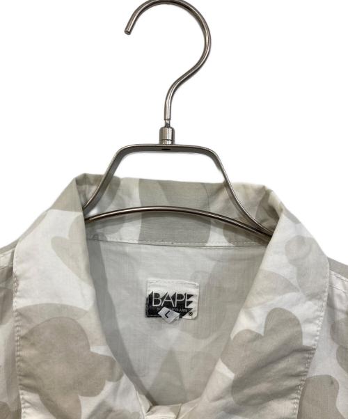 BAPE BY A BATHING APE（ベイプバイアベイシングエイプ）BAPE BY A BATHING APE (ベイプバイアベイシングエイプ) 迷彩ミリタリーシャツ ホワイト サイズ:SIZE Lの古着・服飾アイテム