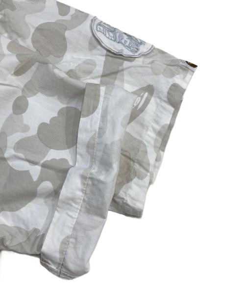 BAPE BY A BATHING APE（ベイプバイアベイシングエイプ）BAPE BY A BATHING APE (ベイプバイアベイシングエイプ) 迷彩ミリタリーシャツ ホワイト サイズ:SIZE Lの古着・服飾アイテム