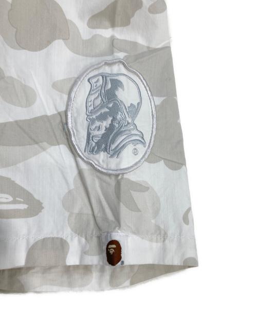 BAPE BY A BATHING APE（ベイプバイアベイシングエイプ）BAPE BY A BATHING APE (ベイプバイアベイシングエイプ) 迷彩ミリタリーシャツ ホワイト サイズ:SIZE Lの古着・服飾アイテム