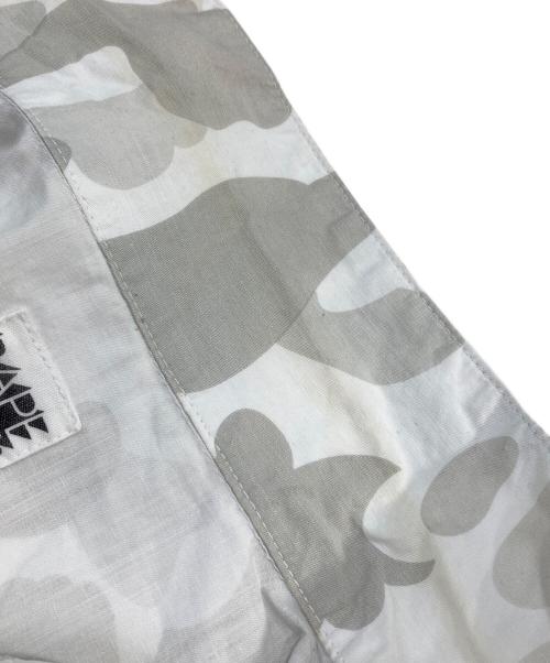 BAPE BY A BATHING APE（ベイプバイアベイシングエイプ）BAPE BY A BATHING APE (ベイプバイアベイシングエイプ) 迷彩ミリタリーシャツ ホワイト サイズ:SIZE Lの古着・服飾アイテム