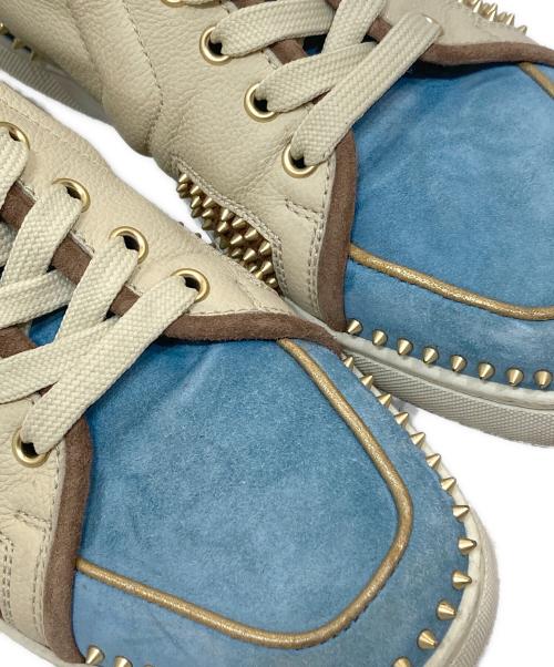 Christian Louboutin（クリスチャン・ルブタン）Christian Louboutin (クリスチャン・ルブタン) スタッズハイカットスニーカー アイボリー×ブルー サイズ:SIZE 40 1/2の古着・服飾アイテム