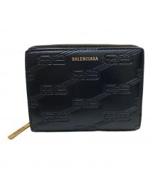 BALENCIAGA（バレンシアガ）の古着「EMBOSSED MONOGRAM 二つ折りコンパクトウォレット」｜ブラック