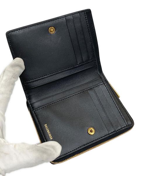 BALENCIAGA（バレンシアガ）BALENCIAGA (バレンシアガ) EMBOSSED MONOGRAM 二つ折りコンパクトウォレット ブラックの古着・服飾アイテム
