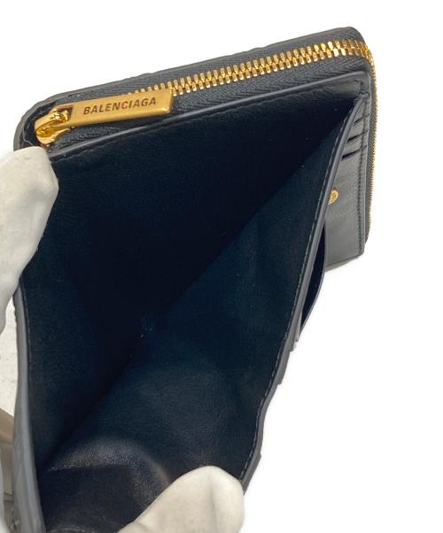 BALENCIAGA（バレンシアガ）BALENCIAGA (バレンシアガ) EMBOSSED MONOGRAM 二つ折りコンパクトウォレット ブラックの古着・服飾アイテム