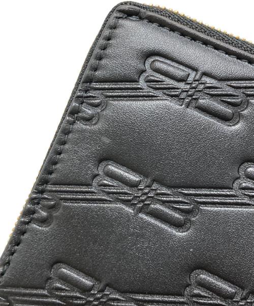 BALENCIAGA（バレンシアガ）BALENCIAGA (バレンシアガ) EMBOSSED MONOGRAM 二つ折りコンパクトウォレット ブラックの古着・服飾アイテム