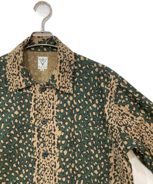 South2 West8（サウスツー ウエストエイト）south2 west8 (サウスツー ウエストエイト) 総柄シャツ グリーン×ベージュ サイズ:XSの古着・服飾アイテム