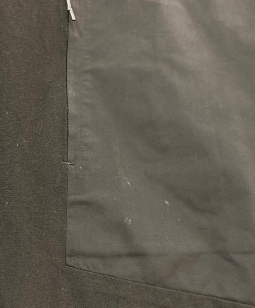 WHITE MOUNTAINEERING（ホワイトマウンテ二アニング）WHITE MOUNTAINEERING (ホワイトマウンテ二アニング) 別注STRETCHED HYBRID PO TOPS/ホワイトマウンテニアリング ブラック サイズ:SIZE Oの古着・服飾アイテム