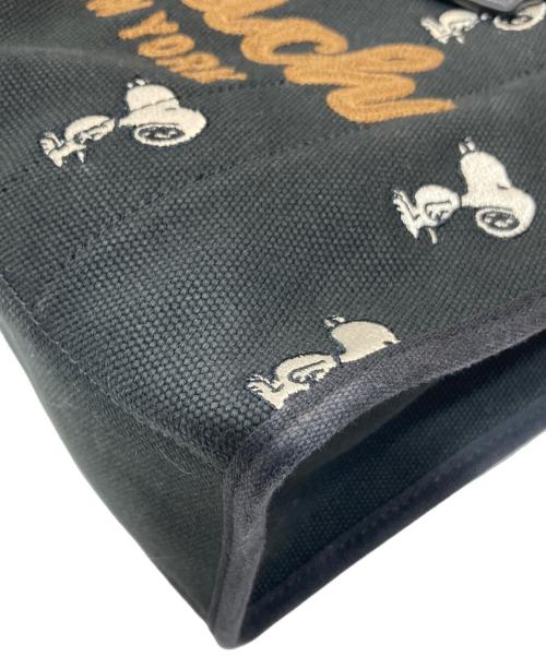 COACH（コーチ）COACH (コーチ) PEANUTS (ピーナッツ) カーゴ トート バッグ 26・スヌーピー プリント ブラックの古着・服飾アイテム