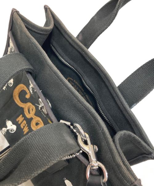 COACH（コーチ）COACH (コーチ) PEANUTS (ピーナッツ) カーゴ トート バッグ 26・スヌーピー プリント ブラックの古着・服飾アイテム