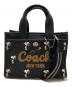 COACH（コーチ）の古着「カーゴ トート バッグ 26・スヌーピー プリント」｜ブラック