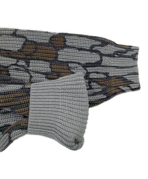 SUPREME（シュプリーム）SUPREME (シュプリーム) Old English Printed Sweater/オールド イングリッシュ プリント セーター カーキ サイズ:SIZE Mの古着・服飾アイテム