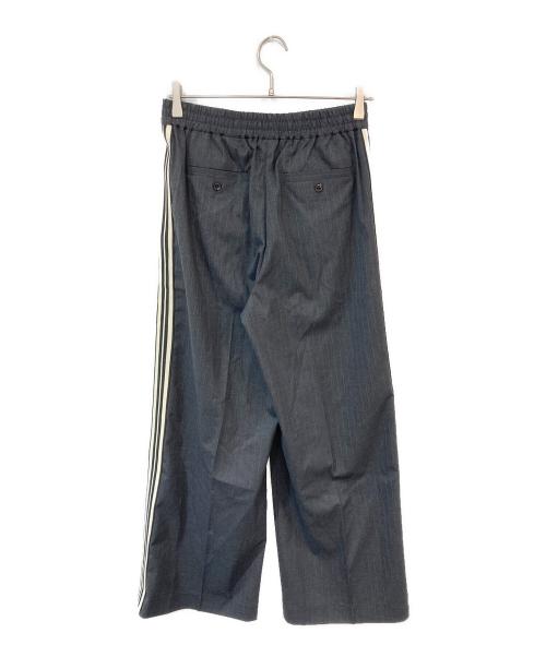 Audrey and John Wad（オードリーアンドジョンワッド）AUDREY AND JOHN WAD (オードリーアンドジョンワッド) ウーステッド ライク ソリッド ストライプ ラインテープパンツ グレー サイズ:SIZE Mの古着・服飾アイテム