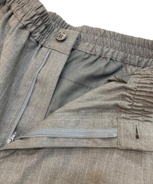 Audrey and John Wad（オードリーアンドジョンワッド）AUDREY AND JOHN WAD (オードリーアンドジョンワッド) ウーステッド ライク ソリッド ストライプ ラインテープパンツ グレー サイズ:SIZE Mの古着・服飾アイテム