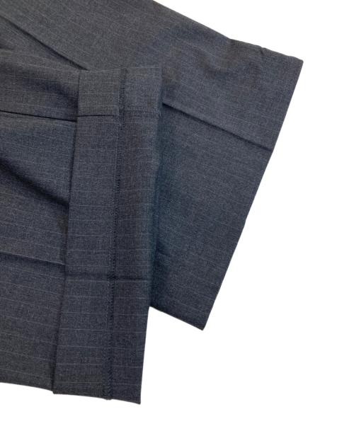 Audrey and John Wad（オードリーアンドジョンワッド）AUDREY AND JOHN WAD (オードリーアンドジョンワッド) ウーステッド ライク ソリッド ストライプ ラインテープパンツ グレー サイズ:SIZE Mの古着・服飾アイテム