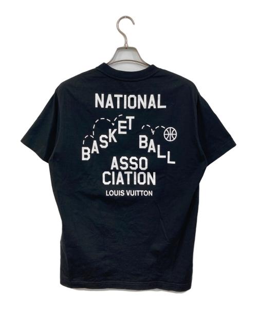 LOUIS VUITTON（ルイ ヴィトン）LOUIS VUITTON (ルイ ヴィトン) NBA (エヌビーエー) ロゴプリントTシャツ ブラック サイズ:SIZE Mの古着・服飾アイテム