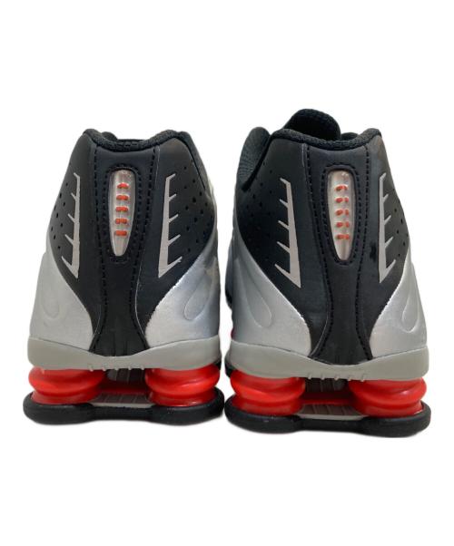 NIKE（ナイキ）NIKE (ナイキ) SHOX R4 METALLIC SILVER/METALLIC SILVER-BLACK/ショックス R4 メタリックシルバー/メタリックシルバー-ブラック グレー サイズ:SIZE 27.5cmの古着・服飾アイテム