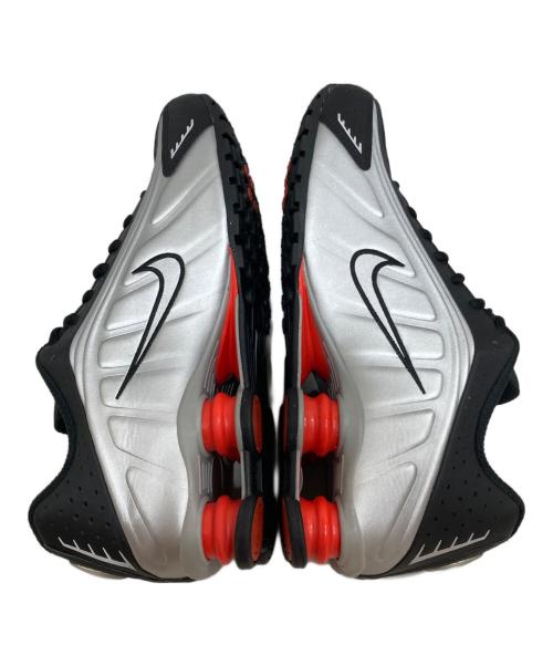 NIKE（ナイキ）NIKE (ナイキ) SHOX R4 METALLIC SILVER/METALLIC SILVER-BLACK/ショックス R4 メタリックシルバー/メタリックシルバー-ブラック グレー サイズ:SIZE 27.5cmの古着・服飾アイテム