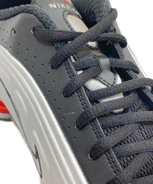 NIKE（ナイキ）NIKE (ナイキ) SHOX R4 METALLIC SILVER/METALLIC SILVER-BLACK/ショックス R4 メタリックシルバー/メタリックシルバー-ブラック グレー サイズ:SIZE 27.5cmの古着・服飾アイテム