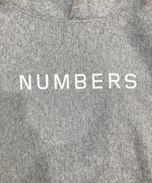 NUMBERS（ナンバーズ）NUMBERS (ナンバーズ) プルオーバーパーカー グレー サイズ:SIZE L 未使用品の古着・服飾アイテム