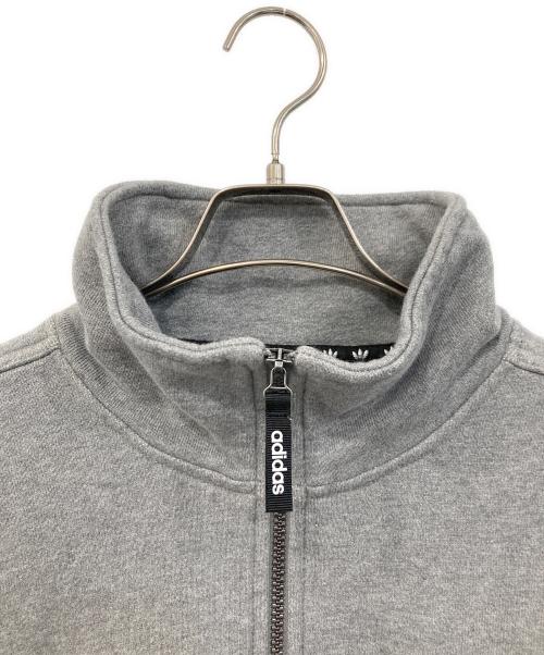 adidas（アディダス）adidas (アディダス) オルタナティブ スポーツ ハーフジップ グラフィック フリース スウェットシャツ グレー サイズ:SIZE M 未使用品の古着・服飾アイテム