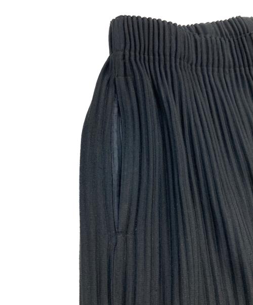 HOMME PLISSE ISSEY MIYAKE（オム プリッセ イッセイ ミヤケ）HOMME PLISSE ISSEY MIYAKE (オム プリッセ イッセイ ミヤケ) プリーツテーパードパンツ ブラック サイズ:SIZE 3の古着・服飾アイテム
