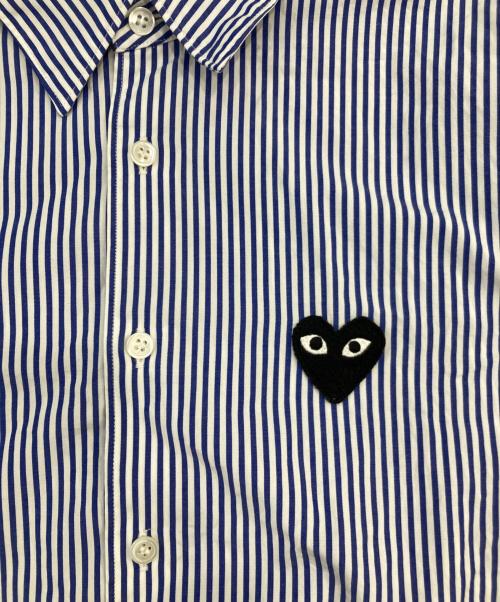 PLAY COMME des GARCONS（プレイコムデギャルソン）PLAY COMME des GARCONS (プレイコムデギャルソン) Stripe Shirt With Black Emblem Pattern A ブルー サイズ:xsの古着・服飾アイテム