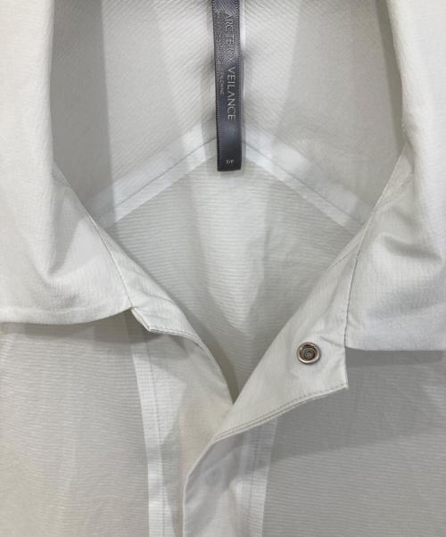 ARC'TERYX VEILANCE（アークテリクスヴェイランス）ARC'TERYX VEILANCE (アークテリクスヴェイランス) DEMLO SS SHIRT/デムロ　ショートスリーブシャツ ホワイト サイズ:SIZE Sの古着・服飾アイテム