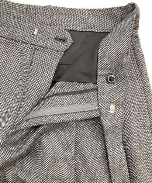 TOMORROW LAND（トゥモローランド）TOMORROW LAND (トゥモローランド) タックテーパードッスラックス グレー サイズ:SIZE M 未使用品の古着・服飾アイテム