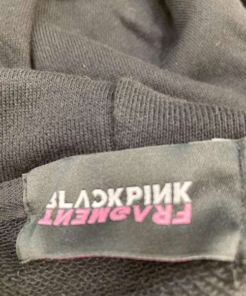 BLACKPINK（ブラックピンク）BLACKPINK (ブラックピンク) FRAGMENT (フラッグメント) コラボパーカー ブラック サイズ:SIZE XLの古着・服飾アイテム