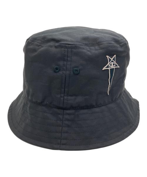 Champion（チャンピオン）Champion (チャンピオン) RICK OWENS (リックオウエンス) ロゴナイロンバケットハット ブラックの古着・服飾アイテム