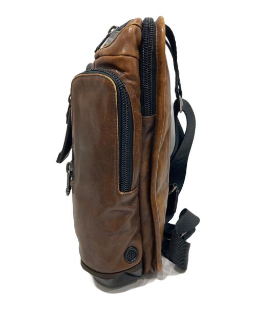 TUMI（トゥミ）TUMI (トゥミ) Alpha Bravo Leather Monterey Sling/アルファ ブラボー レザー モントレー スリング ブラウンの古着・服飾アイテム
