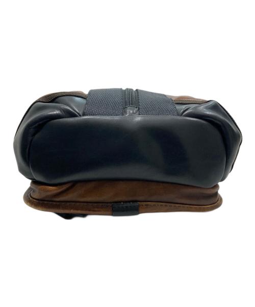 TUMI（トゥミ）TUMI (トゥミ) Alpha Bravo Leather Monterey Sling/アルファ ブラボー レザー モントレー スリング ブラウンの古着・服飾アイテム