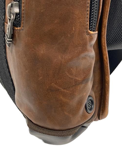 TUMI（トゥミ）TUMI (トゥミ) Alpha Bravo Leather Monterey Sling/アルファ ブラボー レザー モントレー スリング ブラウンの古着・服飾アイテム