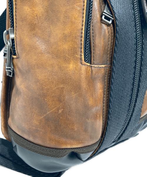 TUMI（トゥミ）TUMI (トゥミ) Alpha Bravo Leather Monterey Sling/アルファ ブラボー レザー モントレー スリング ブラウンの古着・服飾アイテム