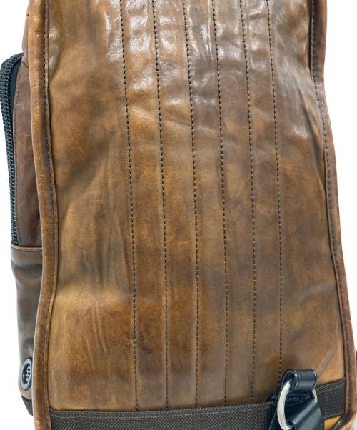 TUMI（トゥミ）TUMI (トゥミ) Alpha Bravo Leather Monterey Sling/アルファ ブラボー レザー モントレー スリング ブラウンの古着・服飾アイテム