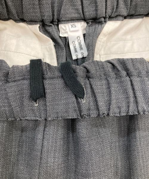 COMME des GARCONS COMME des GARCONS（コムデギャルソン コムデギャルソン）COMME des GARCONS COMME des GARCONS (コムデギャルソン コムデギャルソン) ストライプクロップドパンツ グレー サイズ:SIZE XSの古着・服飾アイテム