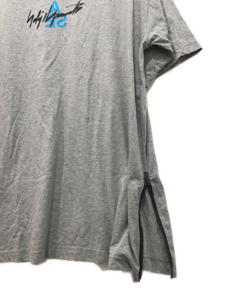 WIND AND SEA（ウィンダンシー）WIND AND SEA (ウィンダンシー) WILDSIDE YOHJI YAMAMOTO (ワイルドサイド ヨウジ ヤマモト) Triangle Logo T-shirt グレー サイズ:4の古着・服飾アイテム