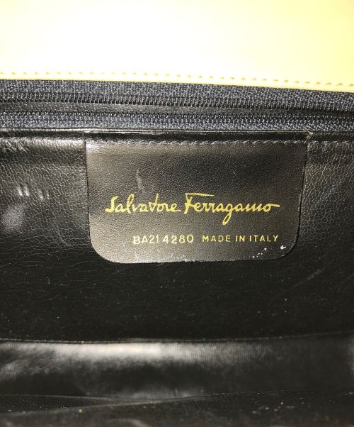 Salvatore Ferragamo（サルヴァトーレ フェラガモ）Salvatore Ferragamo (サルヴァトーレ フェラガモ) ヴァラリボンショルダーバッグ ホワイトの古着・服飾アイテム