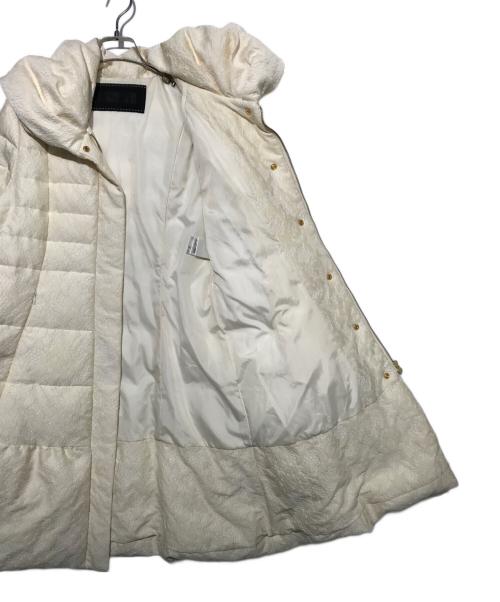 TO BE CHIC（トゥービーシック）TO BE CHIC (トゥービーシック) レースジャガードダウンコート ホワイト サイズ:40の古着・服飾アイテム