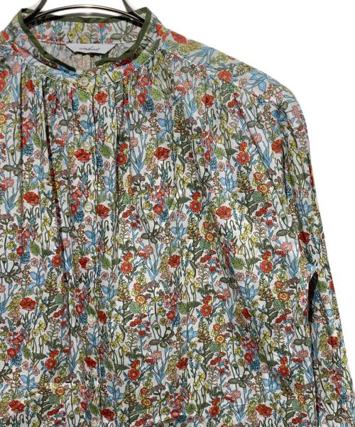 amherst（アムハースト）amherst (アムハースト) リバティプリントブラウス ホワイト×グリーン サイズ:Mの古着・服飾アイテム