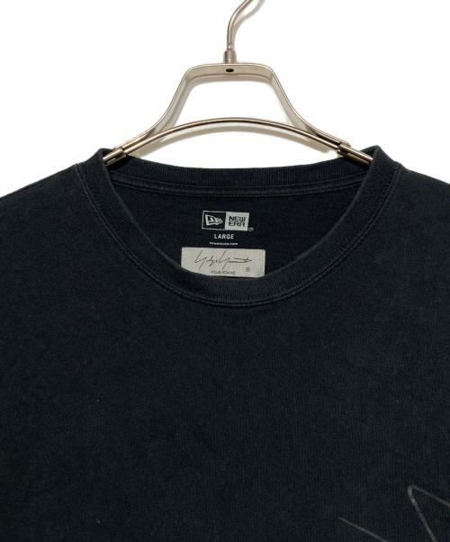 New Era（ニューエラ）New Era (ニューエラ) YOHJI YAMAMOTO (ヨウジヤマモト) 21SS S/S YY PRINT COTTON TE ブラック サイズ:Lの古着・服飾アイテム