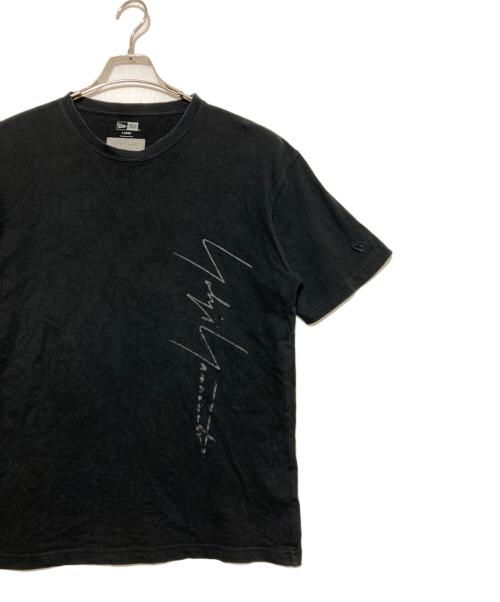 New Era（ニューエラ）New Era (ニューエラ) YOHJI YAMAMOTO (ヨウジヤマモト) 21SS S/S YY PRINT COTTON TE ブラック サイズ:Lの古着・服飾アイテム