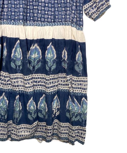 freada（フリーダ）Freada (フリーダ) インド木版肩フリルティアードワンピース ブルー サイズ:FREEの古着・服飾アイテム