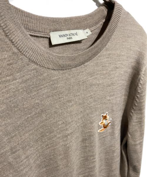 maison kitsune（メゾンキツネ）maison kitsune (メゾンキツネ) フォックスパッチクルーネックニット ブラウン サイズ:Mの古着・服飾アイテム