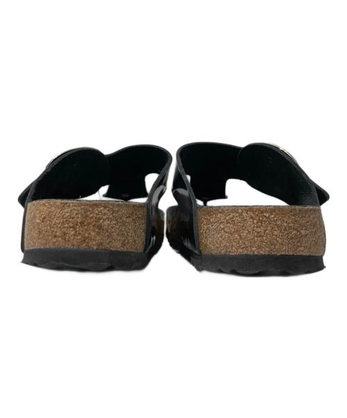 BIRKENSTOCK（ビルケンシュトック）BIRKENSTOCK (ビルケンシュトック) GIZEH バックルサンダル ブラック×ベージュ サイズ:28の古着・服飾アイテム