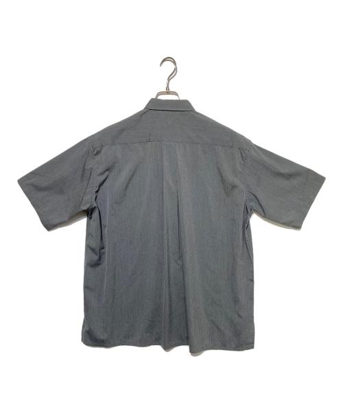 WHITE MOUNTAINEERING（ホワイトマウンテ二アニング）WHITE MOUNTAINEERING (ホワイトマウンテ二アニング) 別注 DRAW CORD S/S POCKET SHIRTS グレー サイズ:1の古着・服飾アイテム