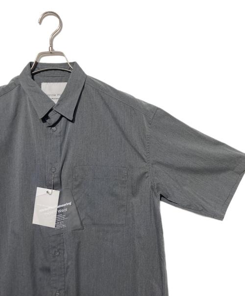 WHITE MOUNTAINEERING（ホワイトマウンテ二アニング）WHITE MOUNTAINEERING (ホワイトマウンテ二アニング) 別注 DRAW CORD S/S POCKET SHIRTS グレー サイズ:1の古着・服飾アイテム