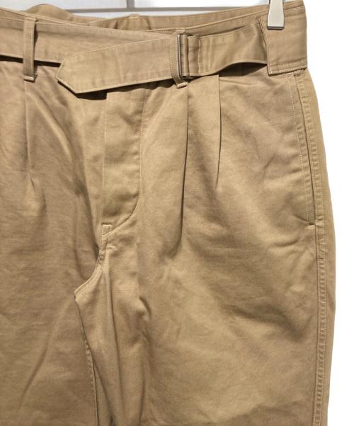 COMOLI（コモリ）COMOLI (コモリ) ベルテッドチノパンツ ベージュの古着・服飾アイテム