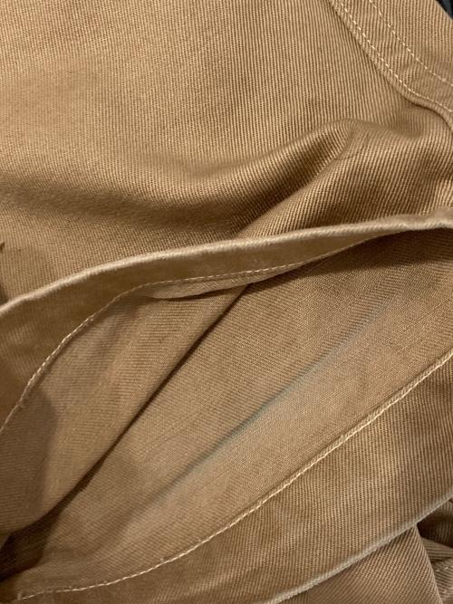 COMOLI（コモリ）COMOLI (コモリ) ベルテッドチノパンツ ベージュの古着・服飾アイテム