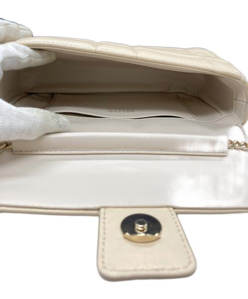 pierre cardin（ピエール・カルダン）pierre cardin (ピエール・カルダン) FRAY ID (フレイ アイディー) メタルモチーフショルダーバッグ ベージュの古着・服飾アイテム